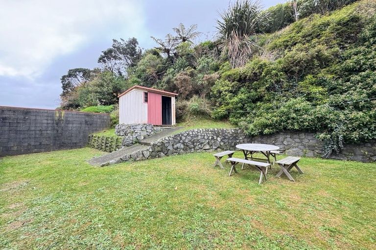 Photo of property in 19 Catherine Crescent, Paparangi, Wellington, 6037