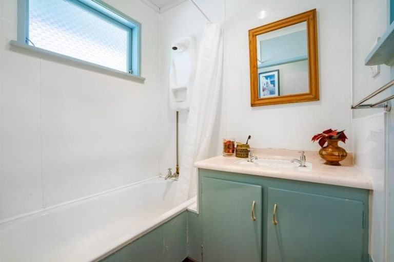 Photo of property in 453 Scenic Drive, Waiatarua, Auckland, 0612