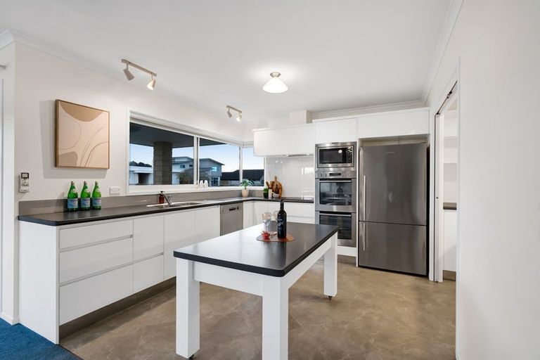 Photo of property in 6 Saint Andrews Parkway, Waiwhakaiho, New Plymouth, 4312