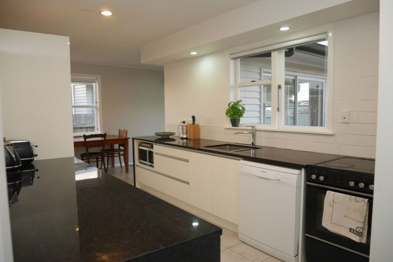Photo of property in 21 Mazengarb Road, Paraparaumu Beach, Paraparaumu, 5032