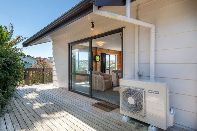 Photo of property in 1/8 Camilla Grove, Totara Vale, Auckland, 0629