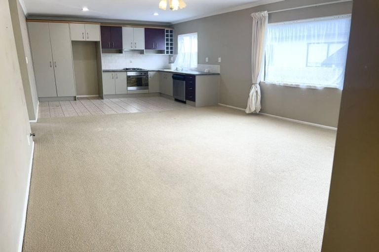 Photo of property in 18 Maidstone Place, Oteha, Auckland, 0632