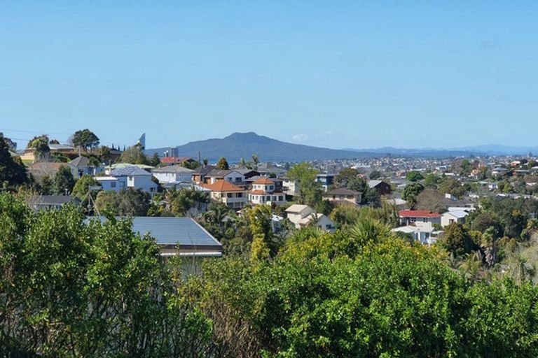 Photo of property in 15b Speedy Crescent, Hillcrest, Auckland, 0627