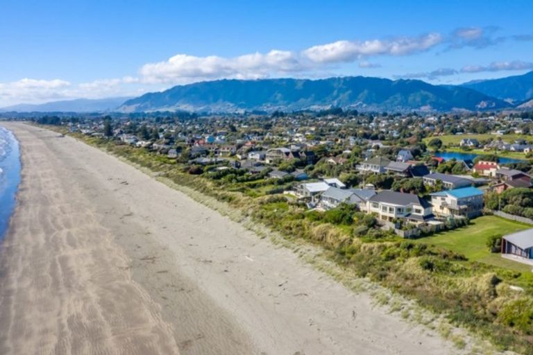 Photo of property in 22 Ara Kuaka, Waikanae Beach, Waikanae, 5036