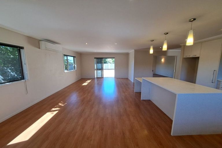 Photo of property in 15 Murray Becroft Avenue, Henderson Valley, Auckland, 0612
