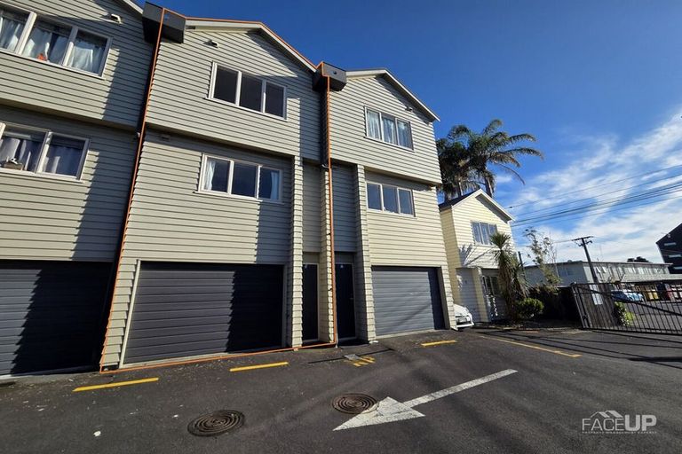 Photo of property in 3/4 Keeling Road, Henderson, Auckland, 0612