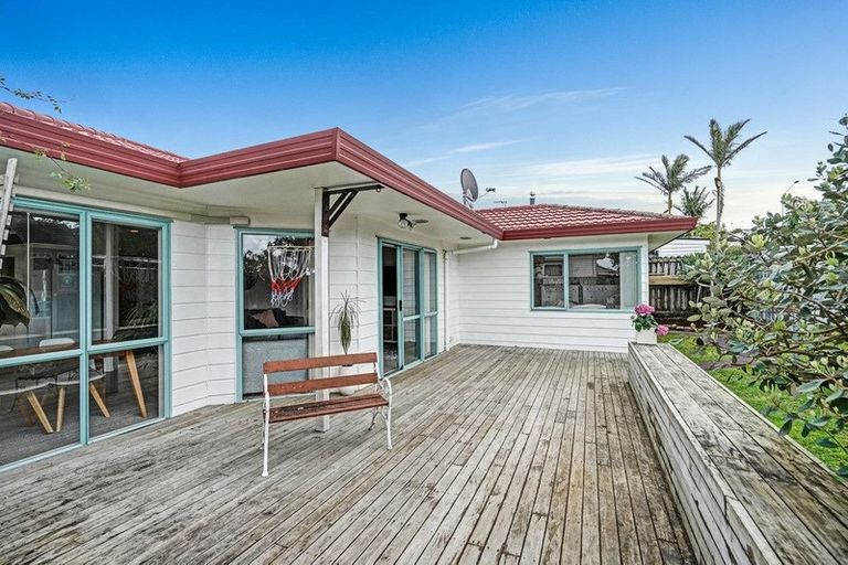 Photo of property in 4 Tiroroa Avenue, Te Atatu South, Auckland, 0610