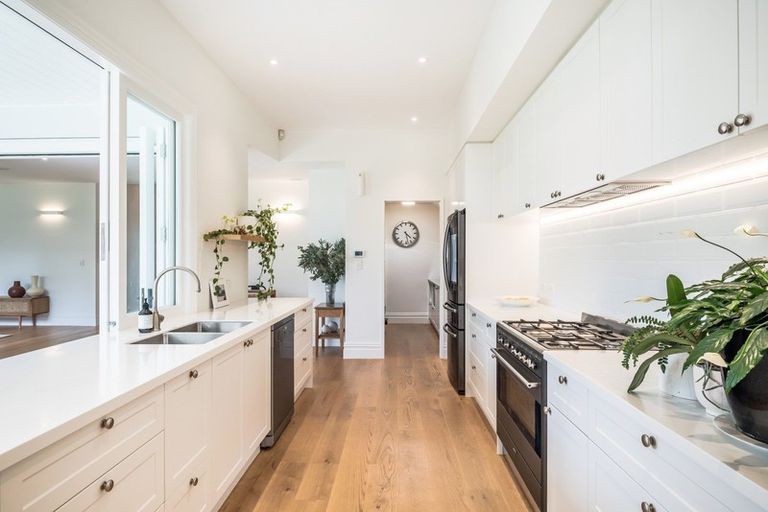 Photo of property in 36 Old Lake Road, Narrow Neck, Auckland, 0624