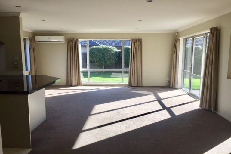 Photo of property in 19 Papaumu Green, Parklands, Christchurch, 8083