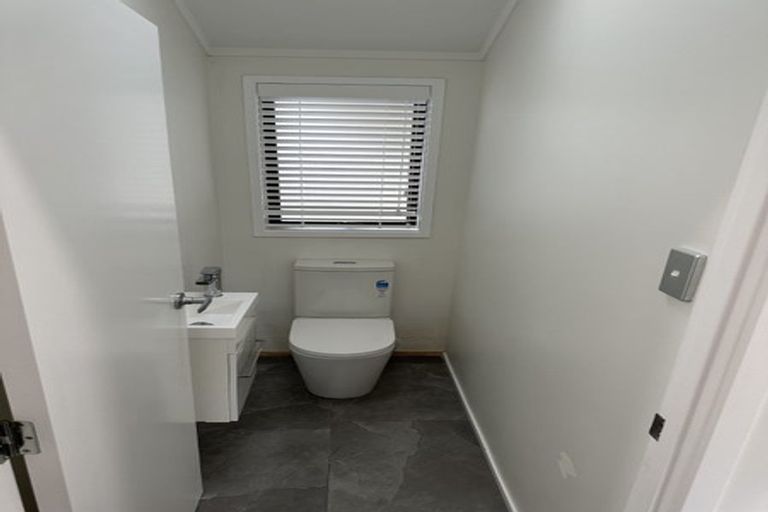 Photo of property in 2/6 Clare Place, Glenfield, Auckland, 0629