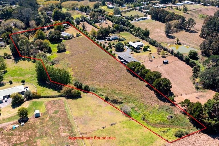 Photo of property in 87 Tawa Road, Kumeu, 0891