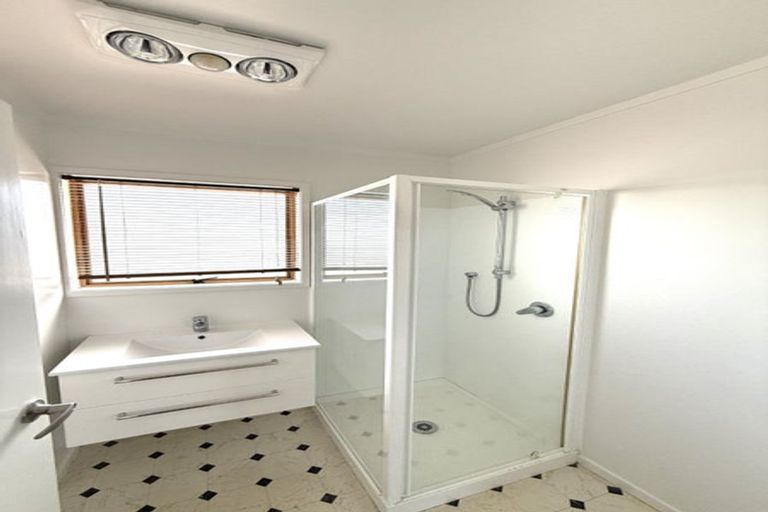 Photo of property in 2/47 Zita Maria Drive, Massey, Auckland, 0614