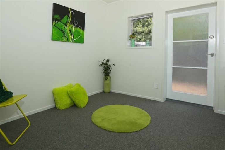 Photo of property in 2/201 Henderson Valley Road, Henderson, Auckland, 0612