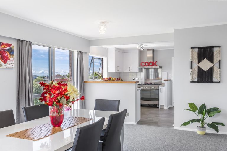 Photo of property in 1/12 Lydford Place, Glendene, Auckland, 0602