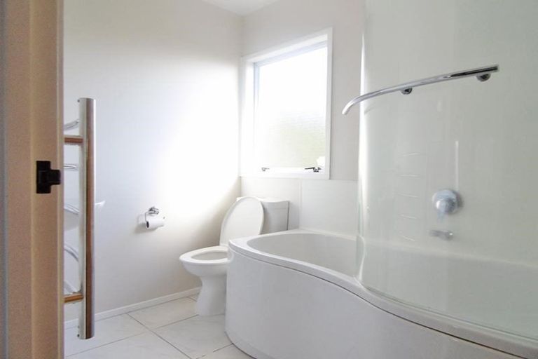 Photo of property in 2 Barbados Drive, Unsworth Heights, Auckland, 0632