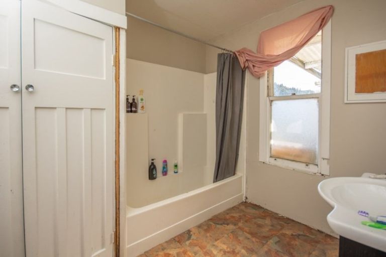 Photo of property in 10 Market Street, Picton, 7220