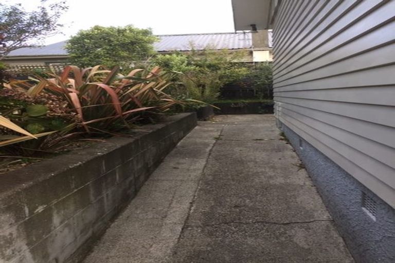 Photo of property in 2/24 Bell Street, Tawa, Wellington, 5028