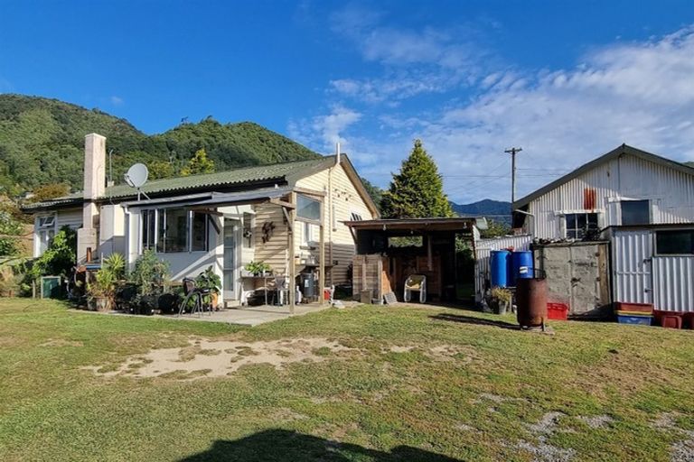 Photo of property in 53 Broadway, Picton, 7220