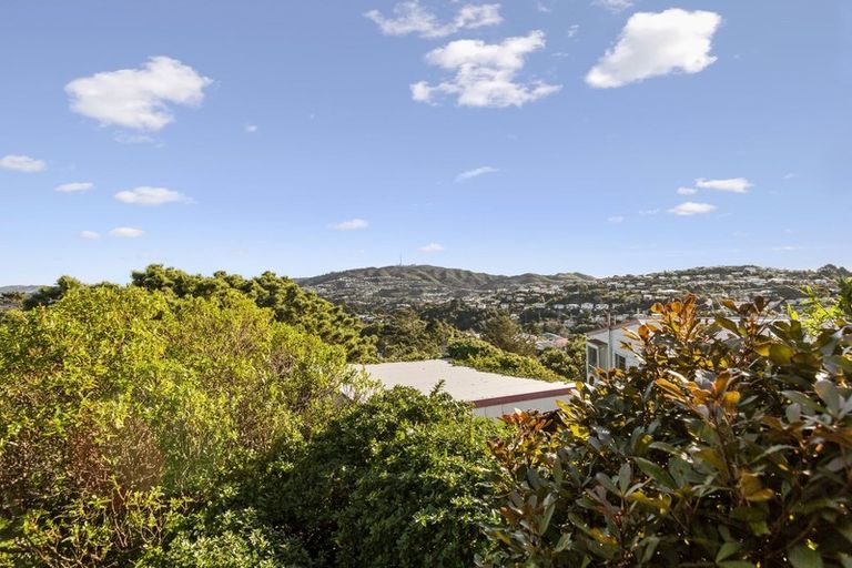 Photo of property in 27b Chetwode Grove, Newlands, Wellington, 6037