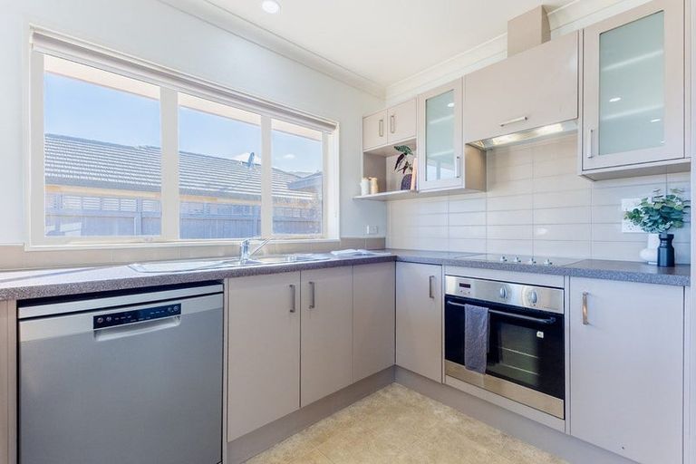 Photo of property in 15 Balmerino Grove, Waikanae, 5036