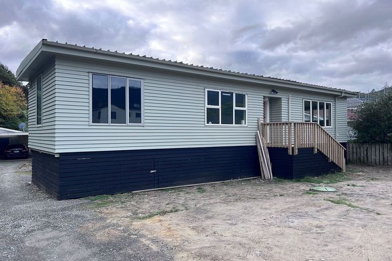 Photo of property in 24 Korau Grove, Stokes Valley, Lower Hutt, 5019