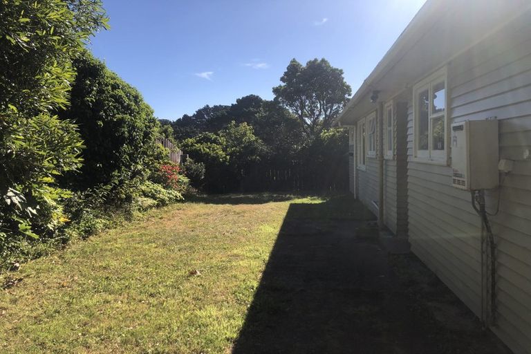 Photo of property in 21 Wakely Road, Newlands, Wellington, 6037