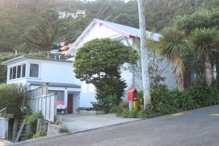 Photo of property in 25 Rona Street, Eastbourne, Lower Hutt, 5013