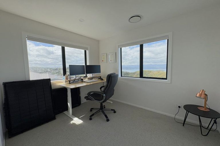 Photo of property in 37 Boeing Way, Newlands, Wellington, 6037