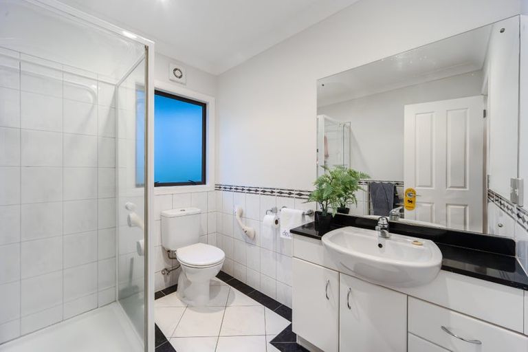 Photo of property in 36 Woodridge Avenue, Northcross, Auckland, 0630