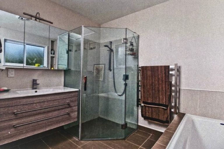 Photo of property in 2/26 Bryers Place, Bayview, Auckland, 0629