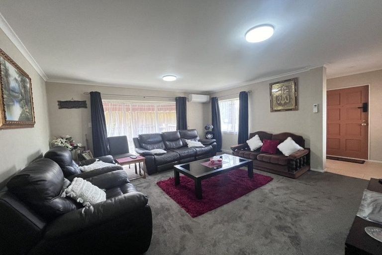 Photo of property in 8 Dainton Place, New Lynn, Auckland, 0600