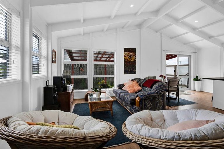 Photo of property in 11 Tasman Street, Opunake, 4616