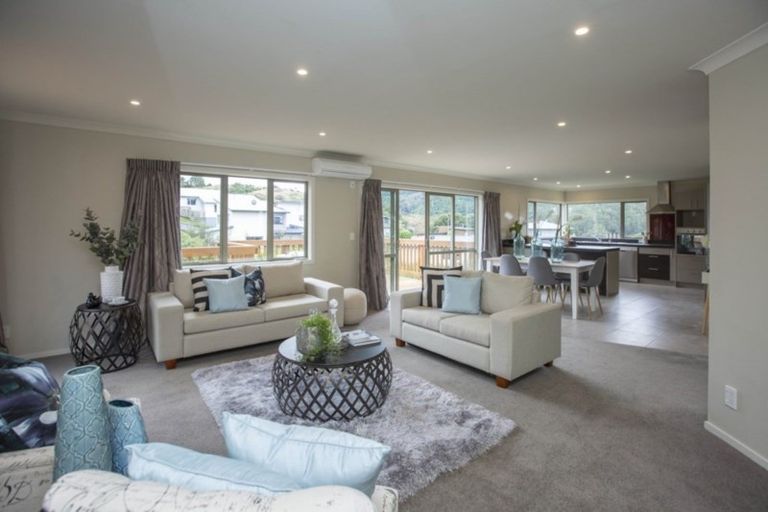 Photo of property in 5 Mcewen Crescent, Riverstone Terraces, Upper Hutt, 5018