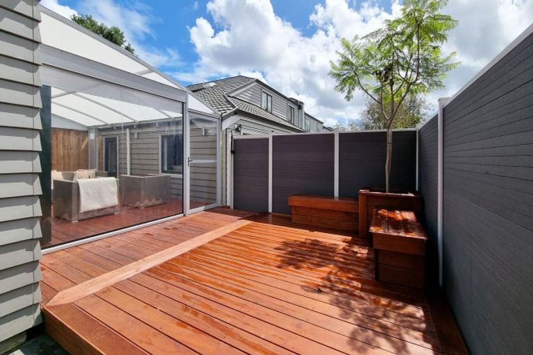 Photo of property in 2/21 Fields Parade, Oteha, Auckland, 0632