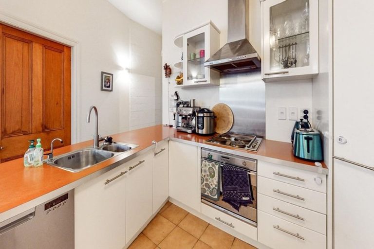 Photo of property in Endeavour Apartments, 10/125 Thorndon Quay, Pipitea, Wellington, 6011