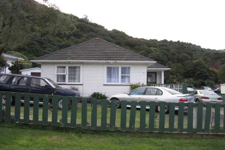 Photo of property in 52 Lees Grove, Wainuiomata, Lower Hutt, 5014