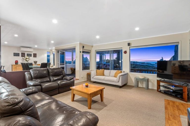 Photo of property in 47 Marine Parade South, Piha, 0772