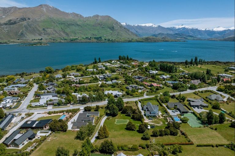 Photo of property in 255 Beacon Point Road, Wanaka, 9305
