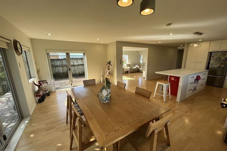 Photo of property in 33 Titoki Street, Te Atatu Peninsula, Auckland, 0610