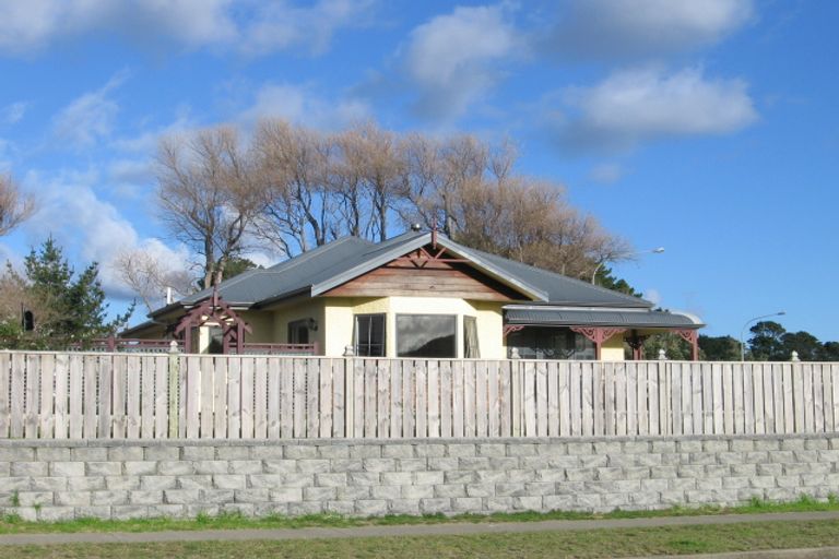 Photo of property in 2 Gates Road, Waikanae Beach, Waikanae, 5036