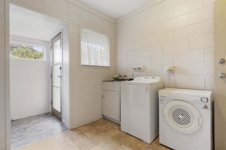 Photo of property in 1/76 Woodlands Crescent, Browns Bay, Auckland, 0630