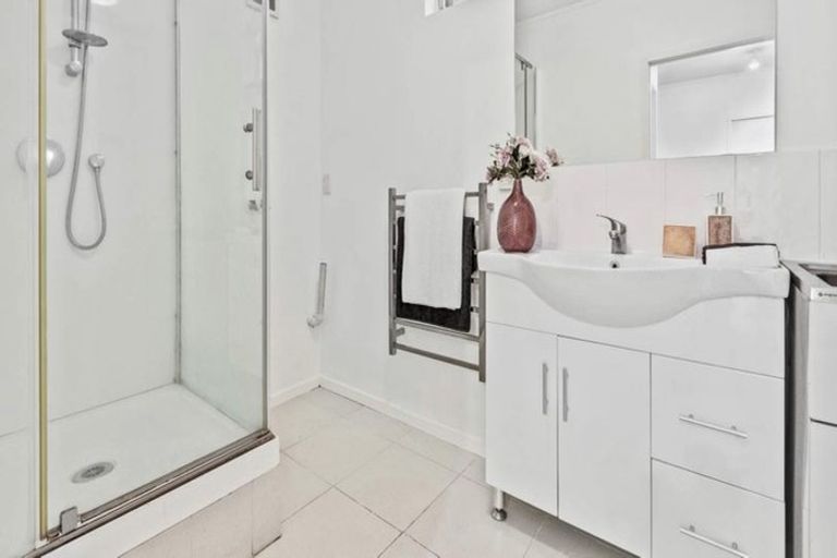 Photo of property in 16 Colin Wild Place, Glenfield, Auckland, 0629