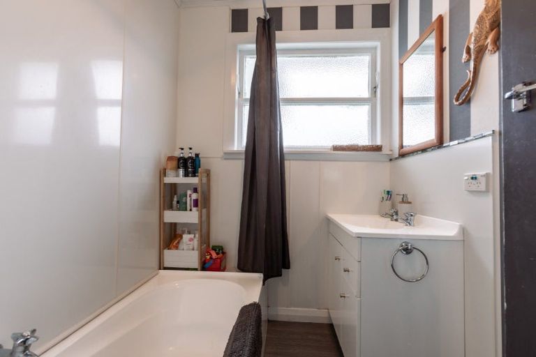 Photo of property in 15 Fox Street, Woodville, 4920