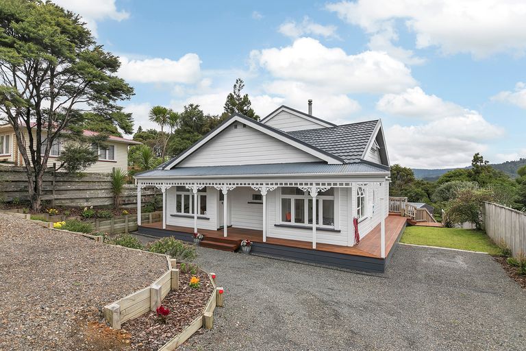 Photo of property in 1084 Scenic Drive North, Swanson, Auckland, 0816