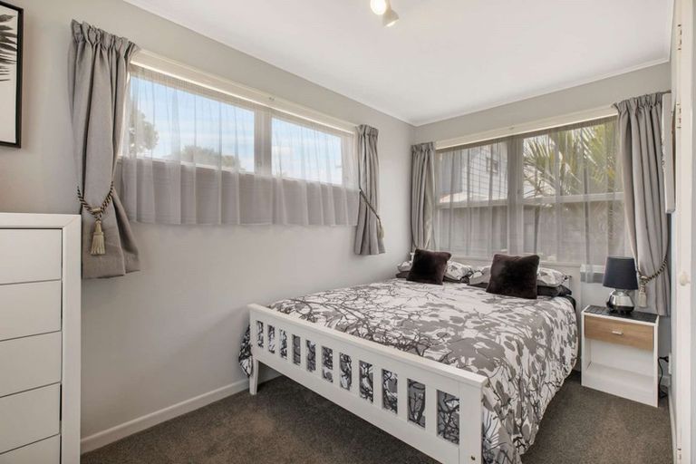 Photo of property in 27 Blanes Road, Weymouth, Auckland, 2103