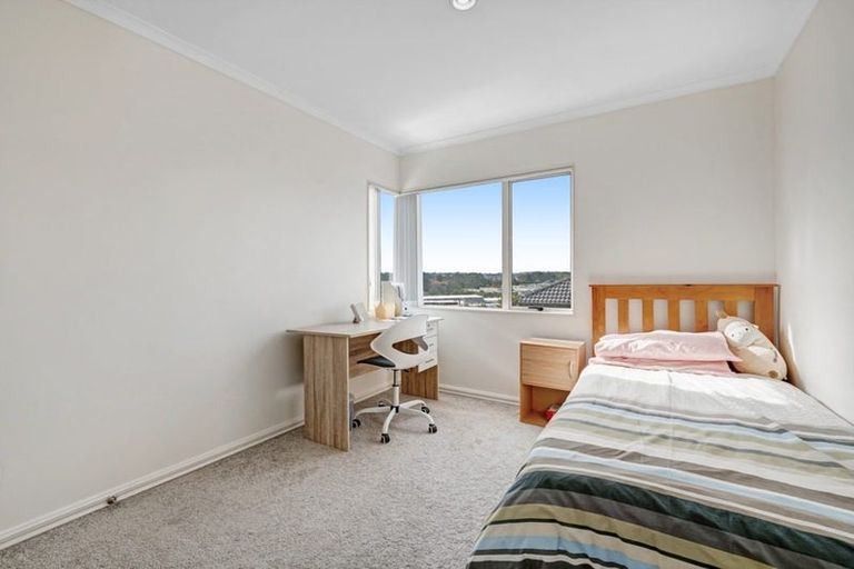 Photo of property in 31 Black Teal Close, Unsworth Heights, Auckland, 0632