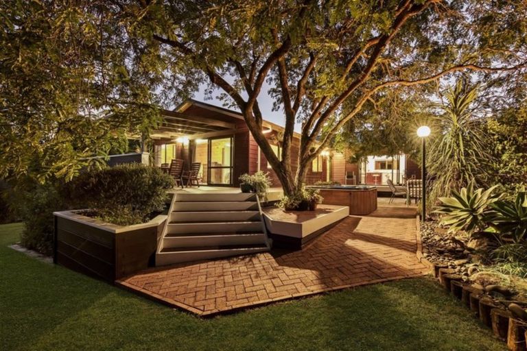 Photo of property in 6 Tasman Avenue, Henderson Valley, Auckland, 0614