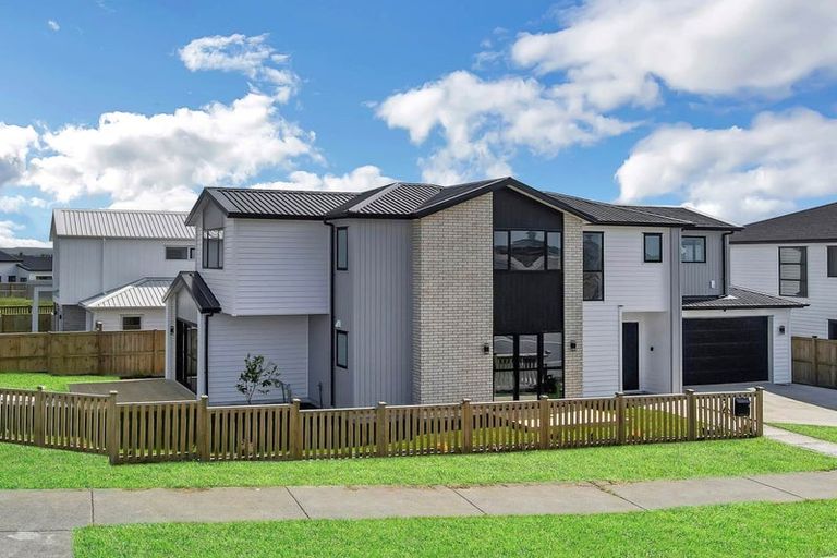 Photo of property in 2 Ritetai Street, Clarks Beach, 2122