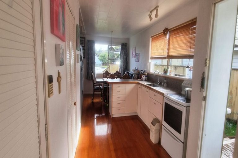 Photo of property in 14 Vina Place, Massey, Auckland, 0614