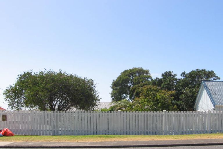 Photo of property in 57 Birkdale Road, Birkdale, Auckland, 0626